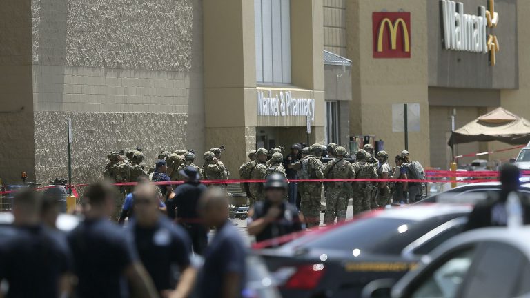 Lembaga penegak hukum menanggapi penembak aktif pada hari Sabtu di Walmart di El Paso, Texas. Foto: Mark Lambie / The El Paso Times via AP