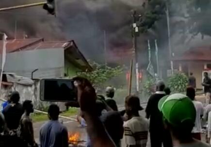 Gedung DPRD di Papua Dibakar Massa