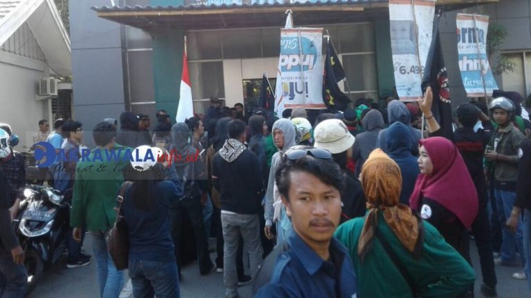 Ratusan Mahasiswa Makassar Gelar Demonstrasi di Kantor BPJS