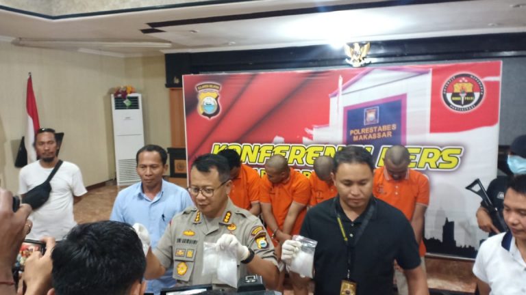 Polisi di Makassar Tangkap Empat Bandar dan Kurir Sabu 1,3 Kilogram