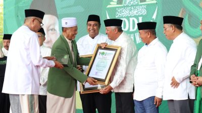 Puncak Peringatan Milad Akbar DDI ke-85 Bupati Pinrang Irwan Hamid Terima Penghargaan