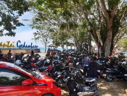 Ribuan Wisatawan Lokal Maupun Luar Kotabaru Padati Pantai Gedambaan Sarang Tiung