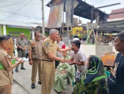 Dampingi Bupati Irwan Hamid Kalaksa BPBD Pinrang Dr Rommy RM. Manulle Serahkan Bantuan Santunan untuk Korban Kebakaran