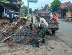 Antisipasi Banjir, Babinsa Gotong Royong Bersihkan Selokan