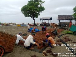 Temui Nelayan Dan Petani Rumput Laut, Bhabinkamtibmas Pabiringa Ingatkan Bahaya Cuaca Ekstrem