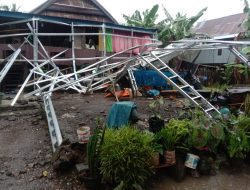 Hujan Deras Disertai Angin Kencang Akibatkan Rangka Baja Rumah Warga di Alluka Roboh
