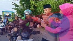 Polsek Bangkala Berbagi Berkah Ramadhan, Bagikan Takjil Gratis untuk Masyarakat